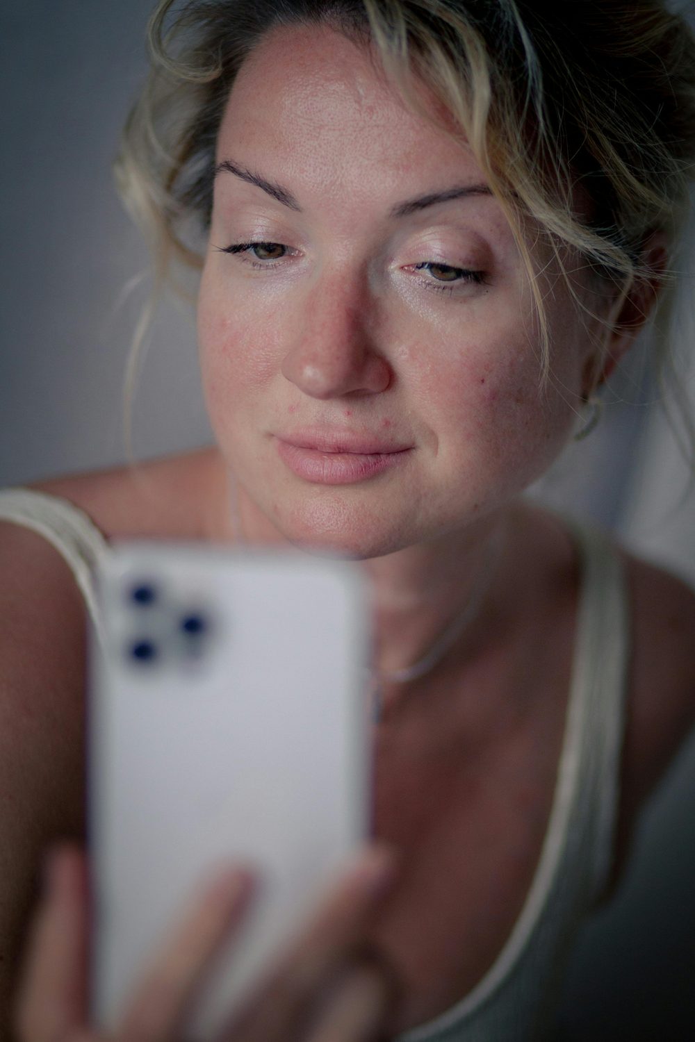 Mujer usando su teléfono para gestionar su salud